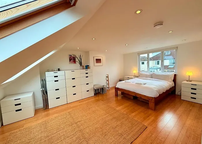 Redland's Fun & Colourful Artistic House 펜션