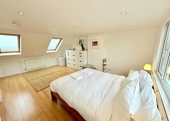 Redland's Fun & Colourful Artistic House 브리스틀