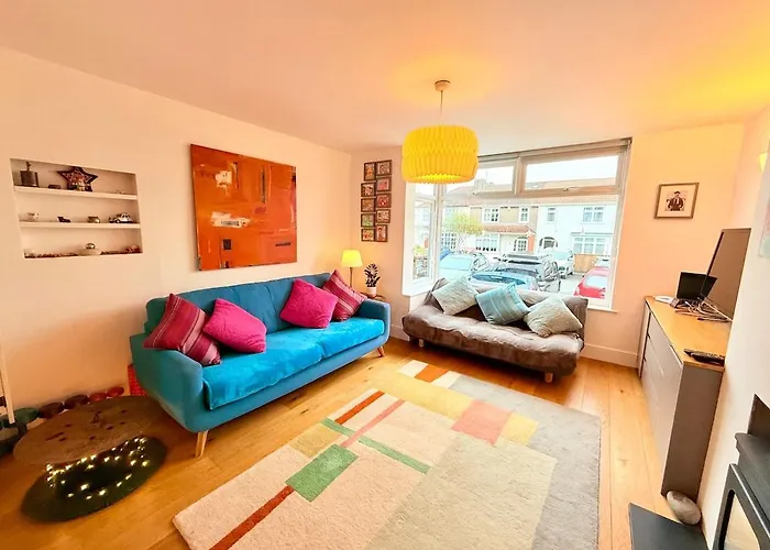 Redland's Fun & Colourful Artistic House 펜션 *