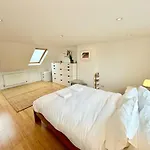 Redland's Fun & Colourful Artistic House 度假居