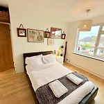 Redland's Fun & Colourful Artistic House * 布里斯托