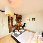 Redland's Fun & Colourful Artistic House Holiday home