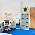 Redland's Fun & Colourful Artistic House 度假居