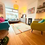 Redland's Fun & Colourful Artistic House Holiday home *