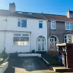 Redland's Fun & Colourful Artistic House Nyaraló Bristol