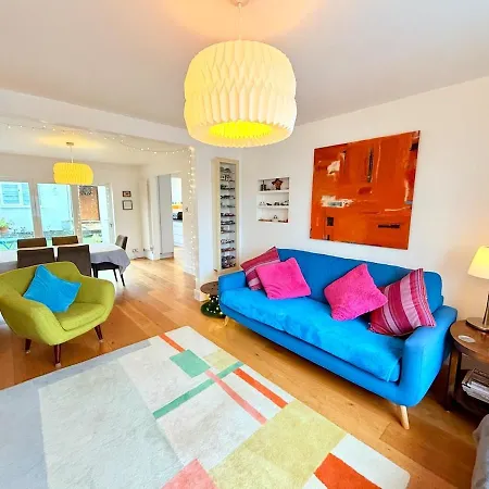 Redland's Fun & Colourful Artistic House * Bristol