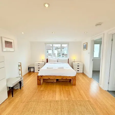 בית נופש Redland's Fun & Colourful Artistic House *