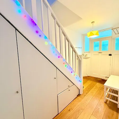 Redland's Fun & Colourful Artistic House בית נופש