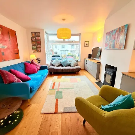 בית נופש Redland's Fun & Colourful Artistic House *
