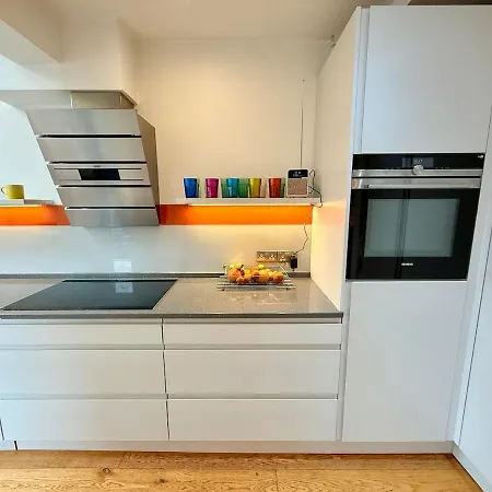 Redland's Fun & Colourful Artistic House בית נופש בריסטול