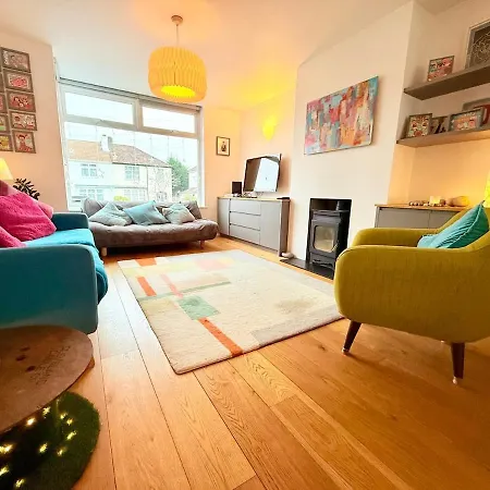 בית נופש Redland's Fun & Colourful Artistic House