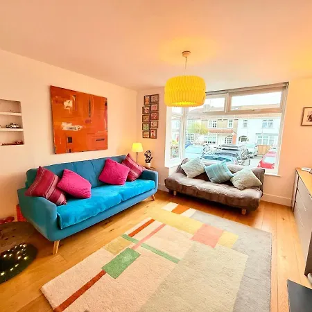 Redland's Fun & Colourful Artistic House בית נופש *