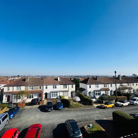 Redland's Fun & Colourful Artistic House Casa vacanze *