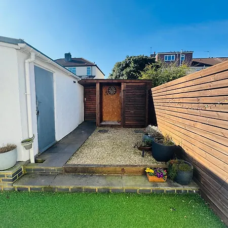 Redland's Fun & Colourful Artistic House Nyaraló