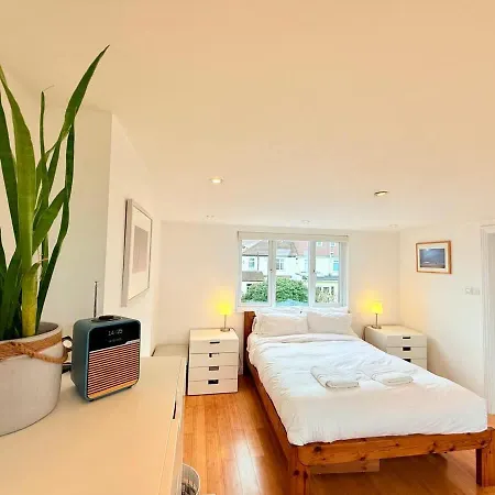 Redland's Fun & Colourful Artistic House 別荘 ブリストル