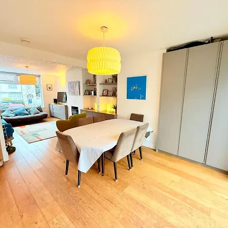 Dom wakacyjny Redland's Fun & Colourful Artistic House