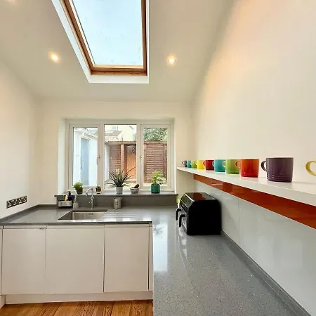 Redland's Fun & Colourful Artistic House Holiday home Bristol