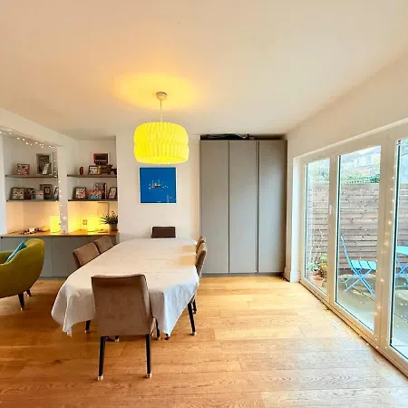 Redland's Fun & Colourful Artistic House Holiday home *