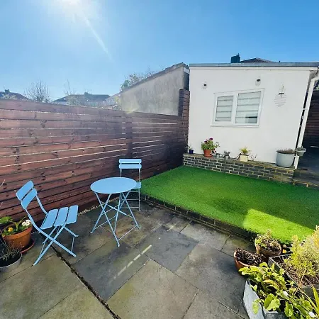 Redland's Fun & Colourful Artistic House Holiday home