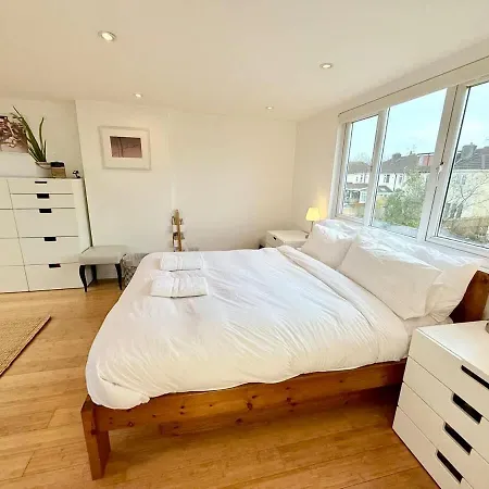 Feriehus Redland's Fun & Colourful Artistic House