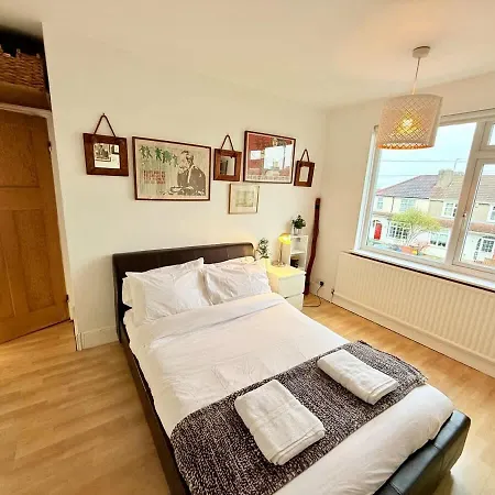 Redland's Fun & Colourful Artistic House * Bristol