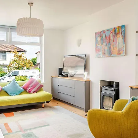Redland's Fun & Colourful Artistic House Holiday home