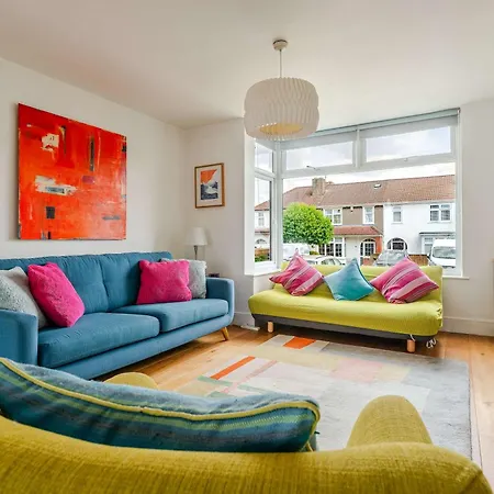 Redland's Fun & Colourful Artistic House Ferienhaus *