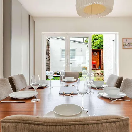 Redland's Fun & Colourful Artistic House Ferienhaus Bristol