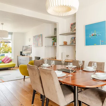 Redland's Fun & Colourful Artistic House * Bristol