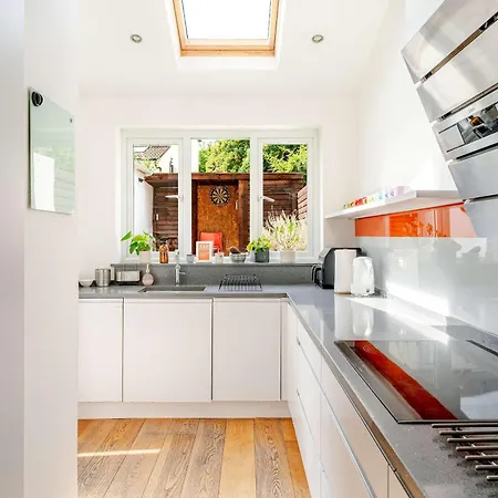 Redland's Fun & Colourful Artistic House Ferienhaus *