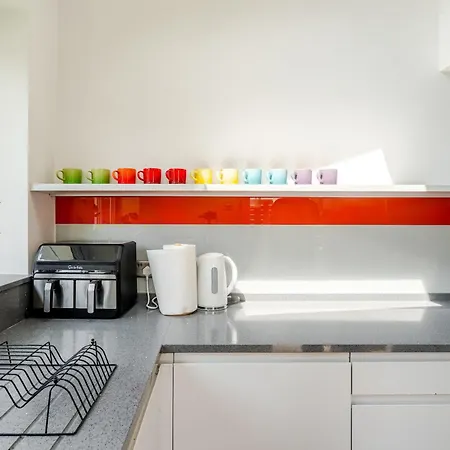 Redland's Fun & Colourful Artistic House *