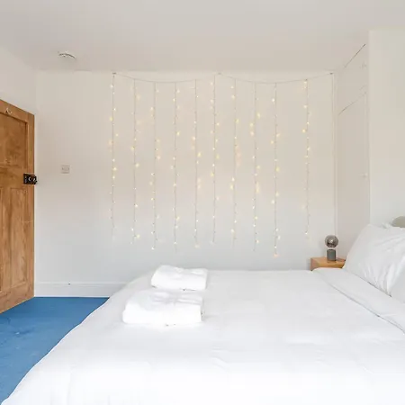 Redland's Fun & Colourful Artistic House Ferienhaus