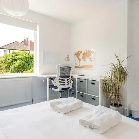 Redland's Fun & Colourful Artistic House Ferienhaus Bristol