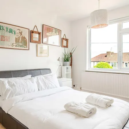 Redland's Fun & Colourful Artistic House *