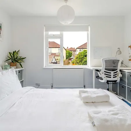 Redland's Fun & Colourful Artistic House * Bristol
