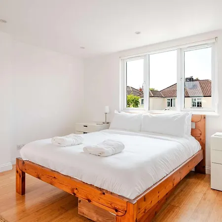 Redland's Fun & Colourful Artistic House Ferienhaus