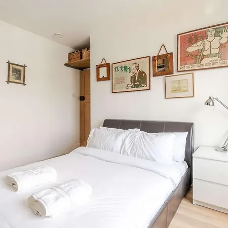 Redland's Fun & Colourful Artistic House Ferienhaus *