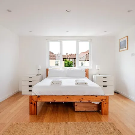 Redland's Fun & Colourful Artistic House Ferienhaus Bristol