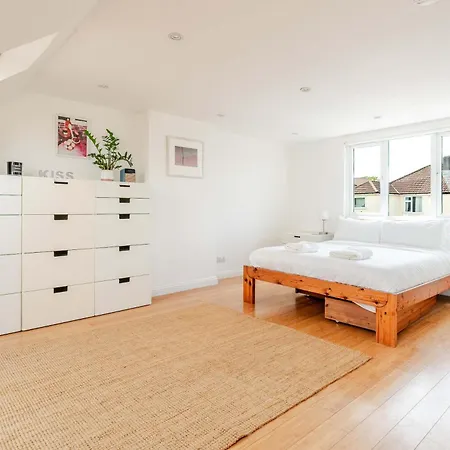 Redland's Fun & Colourful Artistic House Ferienhaus *
