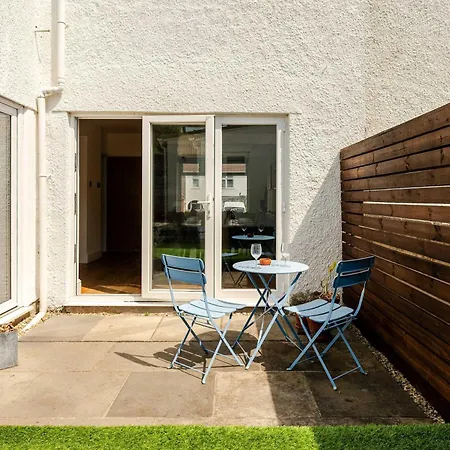 Redland's Fun & Colourful Artistic House *