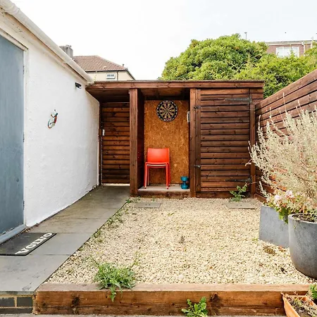 Redland's Fun & Colourful Artistic House * Bristol