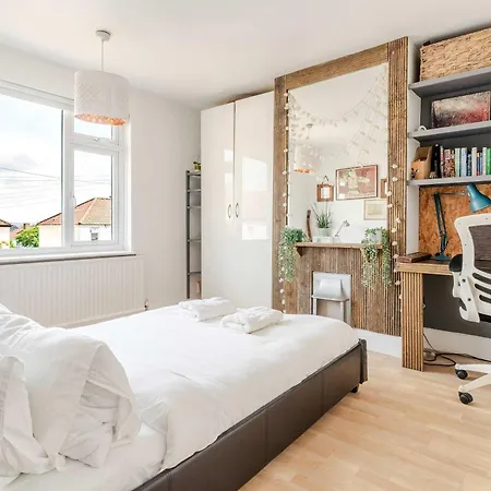 Ferienhaus Redland's Fun & Colourful Artistic House *