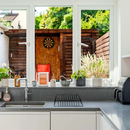 Redland's Fun & Colourful Artistic House Ferienhaus
