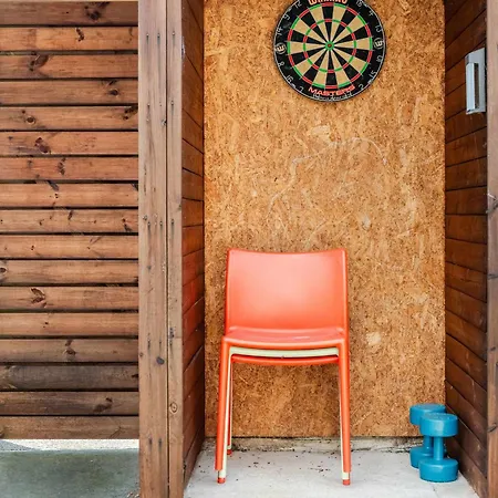 Redland's Fun & Colourful Artistic House Ferienhaus