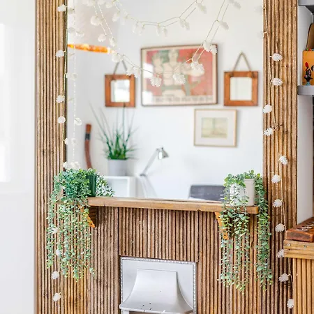 Redland's Fun & Colourful Artistic House Ferienhaus *