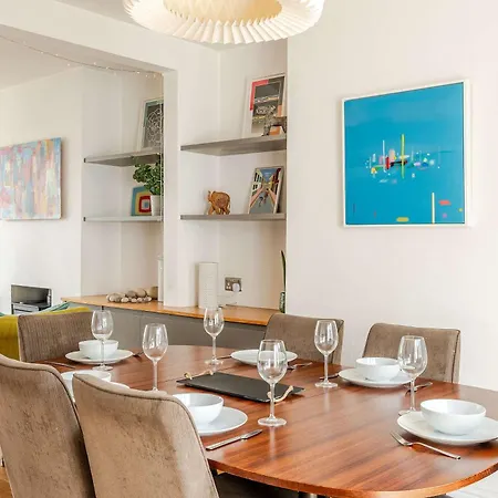 Holiday home Redland's Fun & Colourful Artistic House *