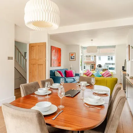 Redland's Fun & Colourful Artistic House Holiday home Bristol
