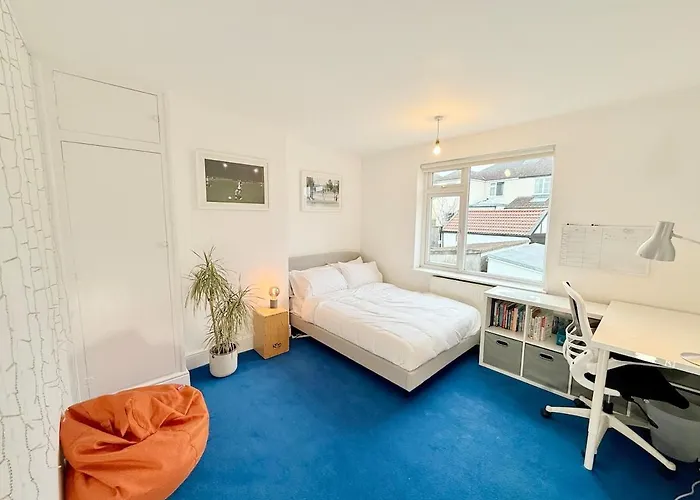 Redland's Fun & Colourful Artistic House *