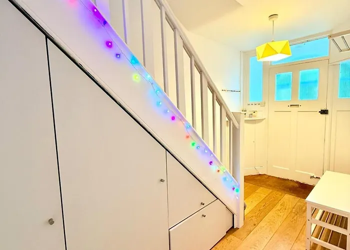 Redland's Fun & Colourful Artistic House Casa vacanze