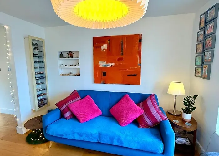 Redland's Fun & Colourful Artistic House *